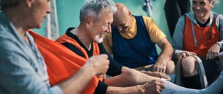 Ältere Männer nach dem Fußballspielen in der Umkleidekabine.