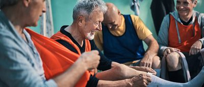 Ältere Männer nach dem Fußballspielen in der Umkleidekabine.