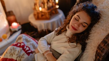 Frau schläft friedlich auf einem Sessel