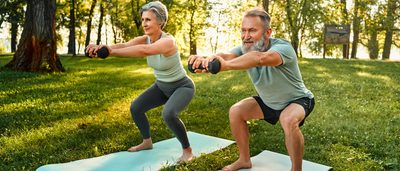 Frau und Mann machen Krafttraining im Park