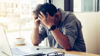 Mann hat Stress bei der Arbeit