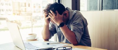 Mann hat Stress bei der Arbeit