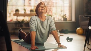 Ältere Frau macht zu Hause Gymnastik