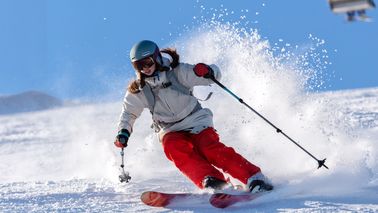 Junge Frau fährt Ski