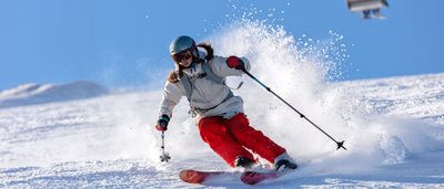 Junge Frau fährt Ski