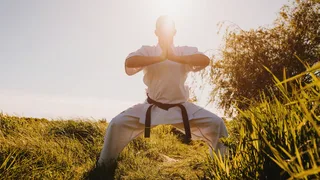 Mann trainiert draußen Kampfsport