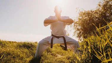 Mann trainiert draußen Kampfsport