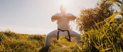 Mann trainiert draußen Kampfsport