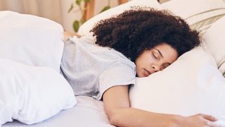 Frau liegt im Bett und schläft