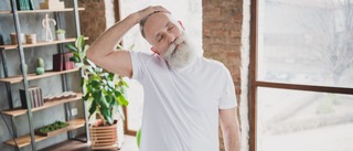 Älterer Mann stretcht seinen verspannten Nacken.