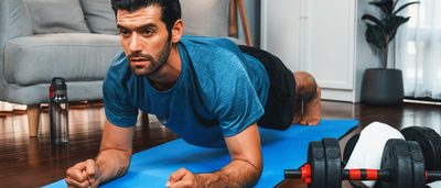 Mann macht eine Plank auf einer Fitnessmatte. Krafttraining ohne Geräte zum Muskelaufbau