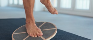 vertigoheel-gleichgewichtsuebungen-gegen-schwindel-videos	Gleichgewichtsübungen schulen das Gleichgewichtssystem und fördern den Funktionsausgleich. 	Gleichgewichtsübung auf einem Board.