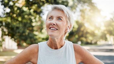 Ältere Frau nach einer Laufrunde an der frischen Luft