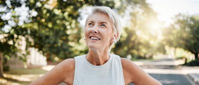 Ältere Frau nach einer Laufrunde an der frischen Luft