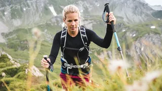 Frau, die in den Bergen wandert