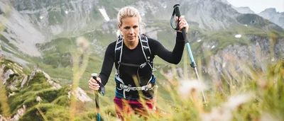 Frau, die in den Bergen wandert