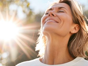 Frau genießt die Sonne – Erholung und Wohlbefinden ohne Blasenentzündung