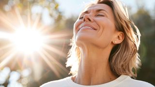 Frau genießt die Sonne – Erholung und Wohlbefinden ohne Blasenentzündung