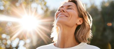 Frau genießt die Sonne – Erholung und Wohlbefinden ohne Blasenentzündung