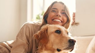 Glückliche Frau kuschelt mit ihrem Hund – Tiertherapie zur Entspannung und Stressreduktion