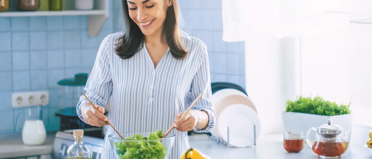 Frau macht Salat