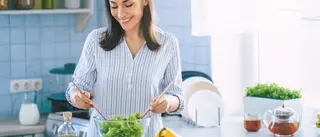 Frau macht Salat