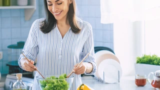 Frau macht Salat