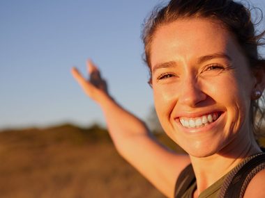 Fröhliche junge Frau genießt die Natur und frische Luft.