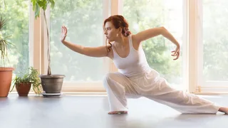 Frau, die Qigong-Übung praktiziert