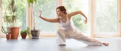 Frau, die Qigong-Übung praktiziert