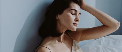 Frau hält sich besorgt den Kopf