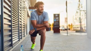 Mann macht Dehnübung nach dem Laufen – fördert Gelenkgesundheit und beugt Beschwerden vor.