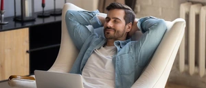 Mann sitzt in einem Stuhl und entspannt sich.