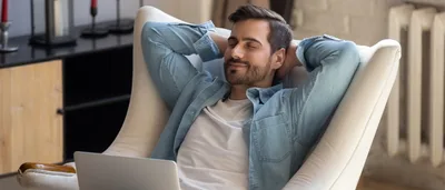 Mann sitzt in einem Stuhl und entspannt sich.