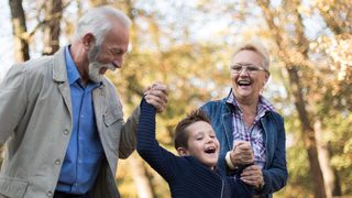 Älterer Mann hat Schwindel-symptome.