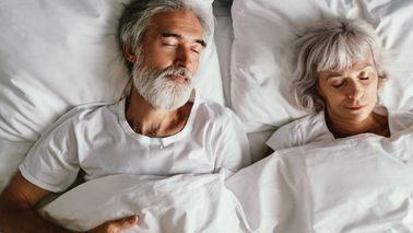 Älteres Ehepaar schläft im Bett