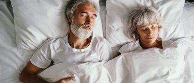 Älteres Ehepaar schläft im Bett