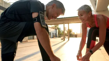 Ältere Frau und Mann beim Joggen.