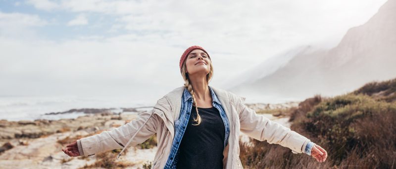 Frau genießt frische Luft in der Natur