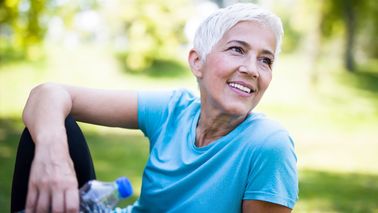 Ältere Frau beim Sport in der Natur – trotz Schwindel aktiv bleiben