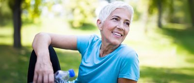 Ältere Frau beim Sport in der Natur – trotz Schwindel aktiv bleiben