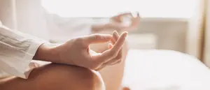 Close-Up von Händen einer meditierenden Frau.