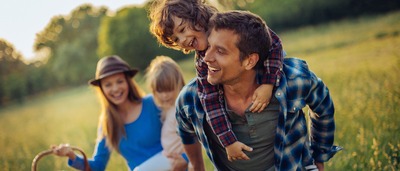 Fröhliche Familie draußen in der Natur