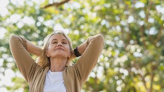 Ältere Frau in der Natur.