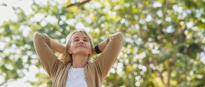 Ältere Frau in der Natur.