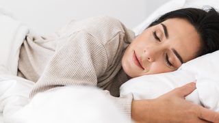 Frau beim Schlafen im Bett