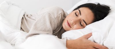 Frau beim Schlafen im Bett