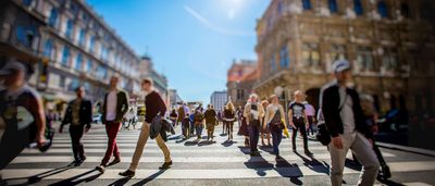 Großstadt-Szene mit Passanten als Darstellung von Umweltlärm und innerer Unruhe im urbanen Raum