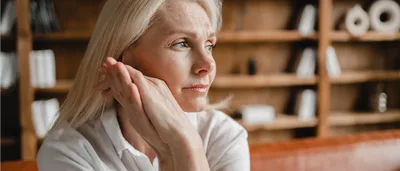 Nervöse Frau, die besorgt zur Seite schaut.