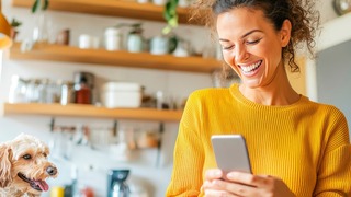Soziale Medien & Stress: Frau in gelbem Pullover fokussiert sich auf ihr Smartphone